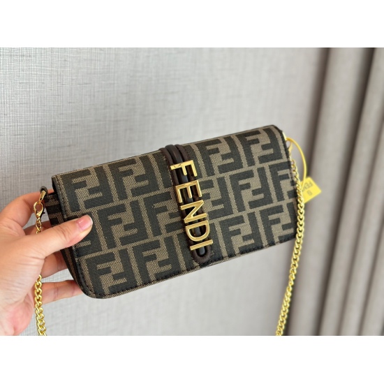 On October 26, 2023, 215 comes with a new box (new product) size of 20 * 11cmF Home Fendi's new WOC. Its advantages are cheap, good-looking, durable, small size, and a small capacity clip! Can be carried across the shoulder or as a handbag!