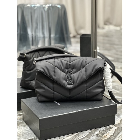 20231128 Batch: 580Loulou buffer_ Nylon style men's and women's salt college style single shoulder crossbody bag with lightweight nylon fabric. The overall low-key luxury and versatile commuting bag shape is casual and can be salted. The black logo design