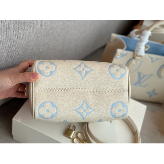 270 new model (with box) size: 20 * 14cm L home ss23 Speedy 20, let's experience the joy of ice blue together~Carrying a small bag, I really love it~Search: Lv nano
