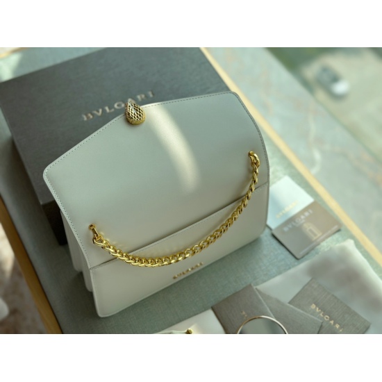 On September 3, 2023, the size of the 295 full set packaging is 25 * 15cm. The new bag of Bulgari is really cute!! The actual Serpenti is very beautiful, just the right size, paired with a medium wide shoulder strap! It's not too eye-catching when paired,