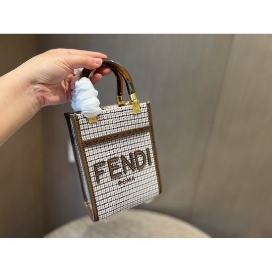 2023.10.26 215 box size: 13 * 18.5cm (small) F Home Fendi Mini Tote This year's Thousand Bird Grid is really a big love! Handheld crossbody!