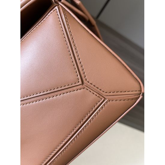 The new rectangular shape and precise cutting technology of the 20240325 P940 satin cowhide puzzle handbag create the unique geometric lines of the puzzle. This small-sized version is made of satin cowhide leather, paired with matching hardware, and comes