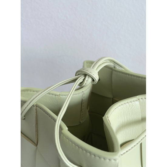 20240328 Original Order 750 Special Grade 870- Handmade Woven Large Bucket Bag (Washed Lemon Yellow) BV The latest cute little bag continues Daniel Lee's minimalism. The small size will leak a little when holding the phone, while the large size is complet