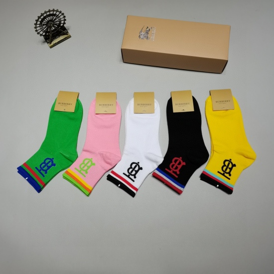 2024.01.22 Burberry's super popular small item, made of pure cotton fabric, is a must-have trendy checkered short sock for trendy people. Classic checkered matching with trendy colors, personalized and fashionable versatile style, you deserve to have it