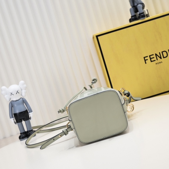 On March 7, 2024, the 760FENDI small bucket has a large capacity and is really great for carrying. The new Fendi small bucket has a retro and fashionable feeling on the street. Although it is a small mini bucket bag, it can really hold up to its full capa