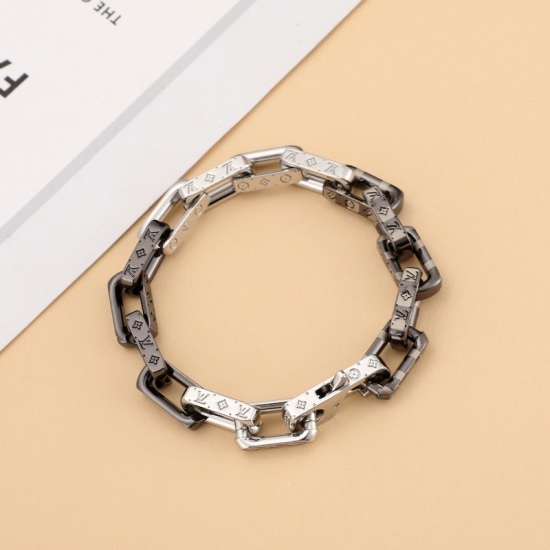 2023.07.11  Bamboo Bracelet Material: The steel Damier chain bracelet reproduces the classic chain design with modern brushstrokes, unleashing youthful vitality through craftsmanship. Up close, the Damier Grahite pattern and Monogram inscription can be se