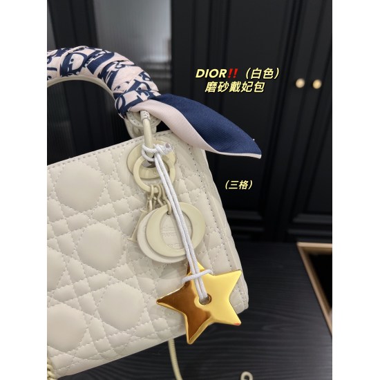 2023.10.07 Five grid P265 folding box ⚠️ Size 23.20 Four grid P255 folding box ⚠️ Size 20.17 Three grid P250 folding box ⚠️ Size 17.14 Dior Princess Bag (frosted) ✅ Top grade original single star pendant ✨ Advanced and classic, any combination can be easi