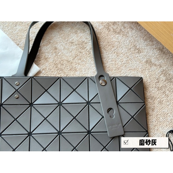 2023.09.03 165 Unpacked Upgrade issey miyake BAOBAO Miyake 6x6 Shopping Bag Size 34x34cm 〰️ Perfect for summer, it's light and convenient. It's fresh and refreshing. It comes with genuine black and white cards, genuine hardware, seamless splicing, and ori