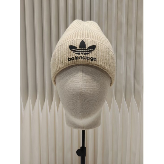 2023.10.2 Run 45 Balenciaga Clover Knitted Wool Hat, High Quality Customized Wool, Simple and Handsome New Logo, Unisex Cool Fashion Street Style! Material: 100% cotton wool Head circumference: 55-58 cm can be used