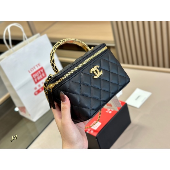 On October 13, 2023, 205 comes with a foldable box to upgrade the quality size: 16.11cm Chanel portable makeup small box. It can be opened on the street for makeup repair and closed for a rugged shape