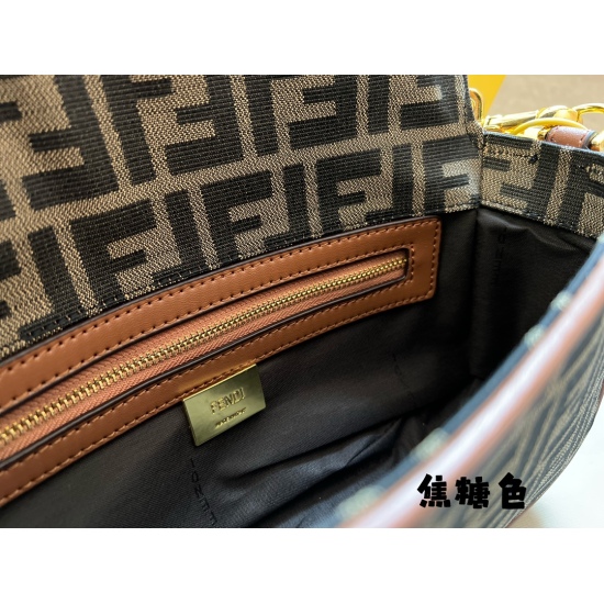 2023.10.26 225 box size: 26 * 16cm Fendi (F family) Old Flower Method Stick Bag! Can be carried by hand! The wide shoulder strap can also be diagonally crossed, and I believe everyone has seen how popular the old flower is. However, such a cute and specia