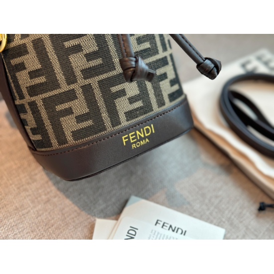 2023.10.26 215 Box Size: 12.5 * 18cm Popular Essential Item Fendi Bucket Bag High Quality Original Details Hardware Configuration ✅ Long shoulder straps! Fendi vintage mini bucket bag that completely doesn't pick and match! Capacity and appearance are all