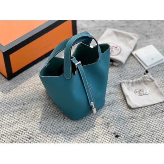 2023.10.29 255 with foldable box size: 18 * 19cm Hermes H home vegetable basket ‼️‼ Top layer TC cowhide/oil wax line delivery scarves ⚠️ The leather has a great texture! There is a sag! Those who understand goods must enter!