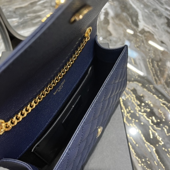 20231128 batch: 630 # Envelope # blue gold buckle_ The small grain embossed and stitched leather envelope bag is classic and timeless, with a beautiful V-pattern and diamond grid caviar pattern in the sky. It is very wear-resistant, paired with Italian co