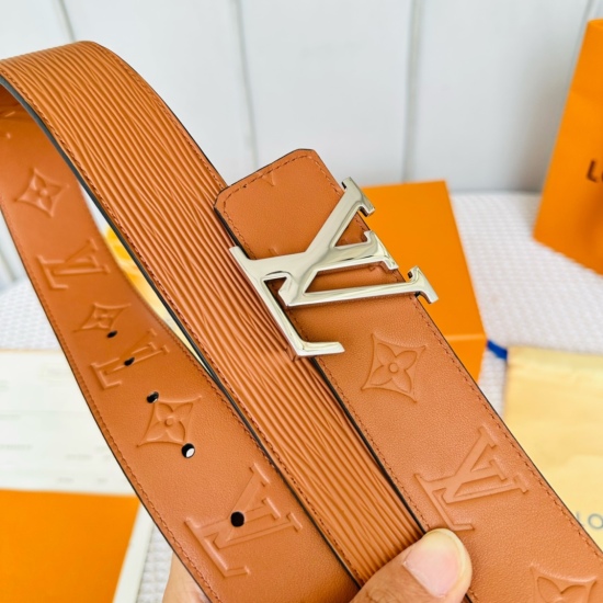 2023.08.24 Width: 40mm imported EP water ripple pattern to complement the original calf leather bottom embossing! Decorated with a high-end silk screen logo, the visual effect is matched with the buckle and belt to create a unique shape on both sides: