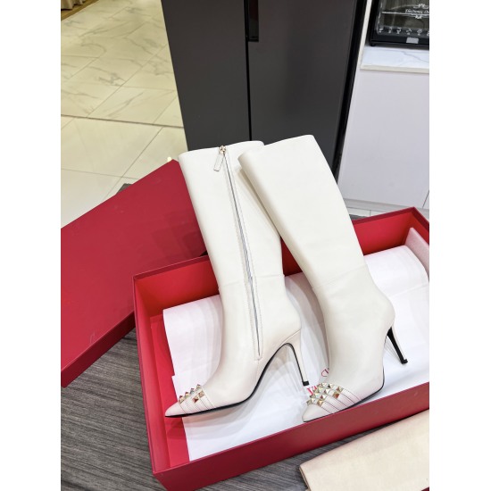 2023.12.19 Factory price 440 top-level version! Valentino counter 2023 autumn/winter latest top-level version is definitely the strongest product in history. Welcome to compare. The sole is made of Italian imported genuine leather, which is comfortable an