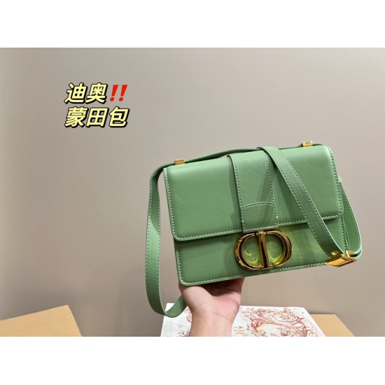 2023.10.07 P200 folding box ⚠️ The size 21.15 Dior Montaigne bag can easily handle various styles, making it a must-have for every cool and cute girl