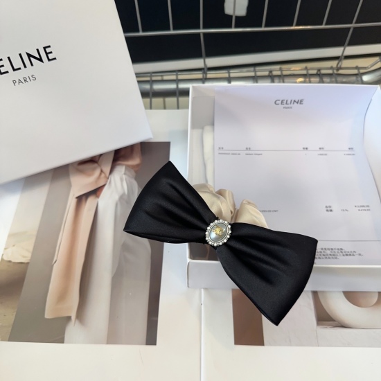 20240413 P 55 comes with a packaging box CELINE. The new Triumphal Arch hairband is exquisite and comfortable, very fashionable and versatile! A must-have item for goddesses