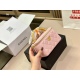 On October 13, 2023, 210 comes with a foldable box to upgrade the quality size: 17.11cm Chanel portable makeup small box. It can be opened on the street for makeup repair and closed for awkward styling