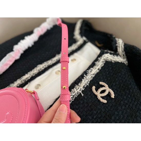 2023.10.30 190 box size: Medium width 17 * 12cm Celin. Mini mooncake bag super mini cute ⚠️ You can put down your little phone!