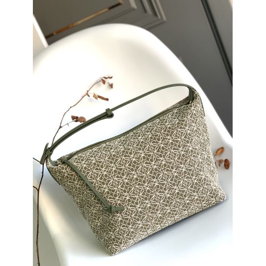 20240325 P73010231 Large Lunch Box Bag Shipment [Strong]~Cubi Anagram Underarm Bag is made of imported cowhide and jacquard canvas, decorated with repeated Anagram pattern shoulder straps or adjustable shoulder straps for both hands and hands. Zipper clos