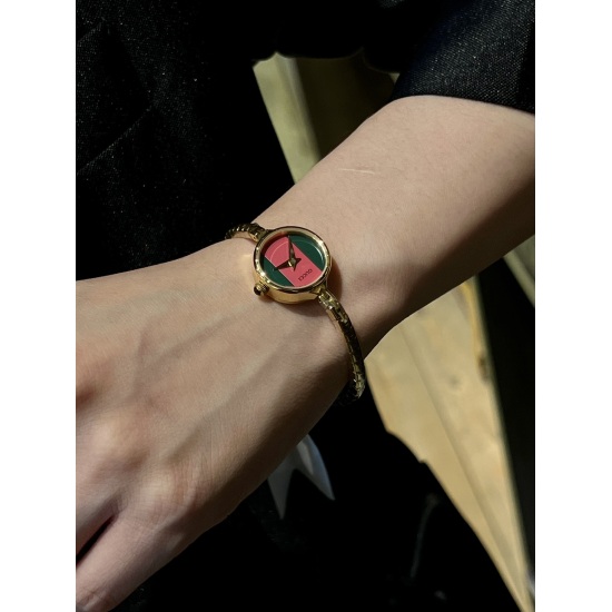 20240408 330, please have some hard goods ⚠️ Gucci style from a Japanese second-hand store! Extremely rich in the style of a lady. Paired with an extremely simple dial, it has no other function besides recording time, simplifying and reminiscing about a s