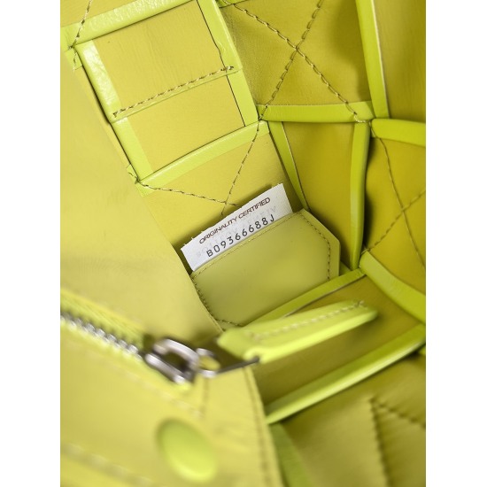 20240328 Original Order 910 Super 1030- The new Cassette is truly unisex. The leather surface has been changed from lamb to oil wax calf leather, with a glossy finish. The shoulder straps are paired with classic triangular elements, exquisite and fashiona