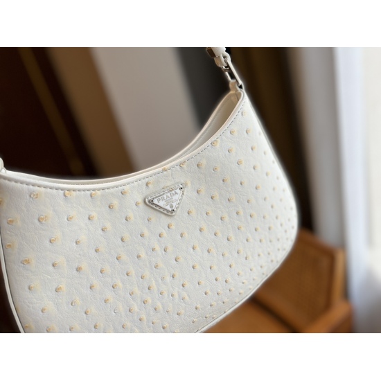 2023.11.06 175 box size: 27 * 15cmprad cleo underarm bag Prada Cleo has a sloping curve at the bottom of the bag, giving it a strong sense of design and a 3D feel. You can feel its beautiful streamline through the pictures, which has a high fashion feel.