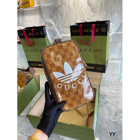 On October 3, 2023, p165 was truly amazed by Gucci X Adidas. Explore the joint collection of ribbons and GG letter interweaving patterns cleverly paired with white three stripes and clover logo. The inspiration for this collection comes from the creative 