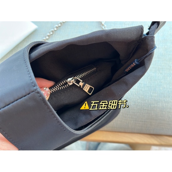 2023.11.06 145 no box size: 15 * 14cm Prad popular internet celebrity with the same drawstring small water bucket bag Prada lunch box bag is portable and can be carried across the body ⚠ Equipped with a chain that can be cross hung
