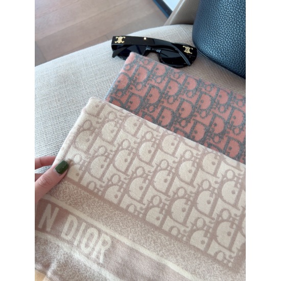 2023.10.05 30 DIOR Dior CD jacquard logo printed large square scarf scarf shawl blanket three use, material: 57% Kashmir imported cashmere 43% wool fabric. The pastoral style coconut tree plant series is a super stunning one! A genuine order from Super Be