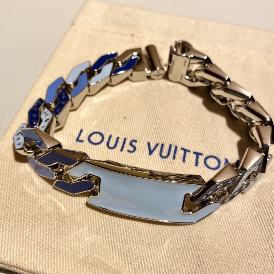 2023.07.11  Gum Blue Enamel Colored Bracelet is available for both men and women, with a refreshing color scheme. The Cuban chain design features metal and enamel shaped L-shaped and V-shaped links that are intricately connected. Additionally, there is an