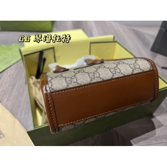 2023.10.03 P195 box matching ⚠️ The size 16.20 Kuqi Gucci score bag is retro and trendy, paired with a coat for autumn and winter, which is stunning! The brown color is harmonious and easy to match, making it cute and adorable