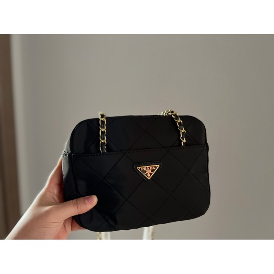 2023.11.06 170 box size: 20 * 15cm, exquisite, lazy, and good-looking, no refutation! Prada nylon small square bag crossbody, one shoulder, all take a good look! ⚠ Not only can you pretend cute! ⚠ You can install your phone! [Applause] [Applause] [Applaus