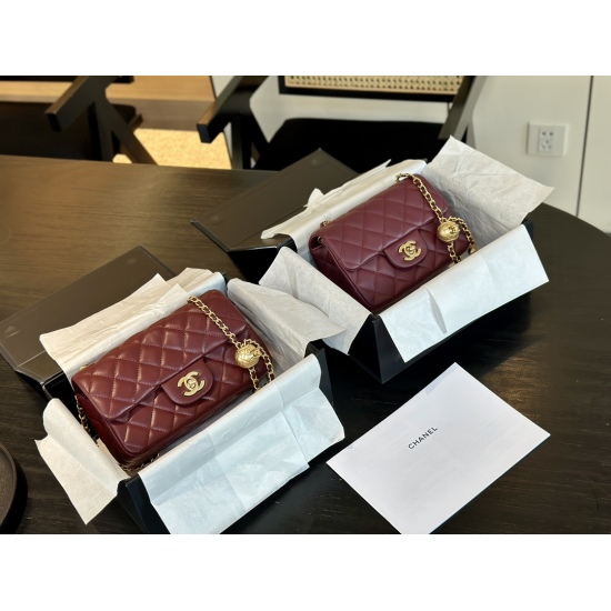 On October 13, 2023, 215 comes with a foldable box size of 17.13cm, 20.12cm, and the upgraded version of Fangchuzi is shipped with Chanel sheepskin metal balls, which feel soft and sticky