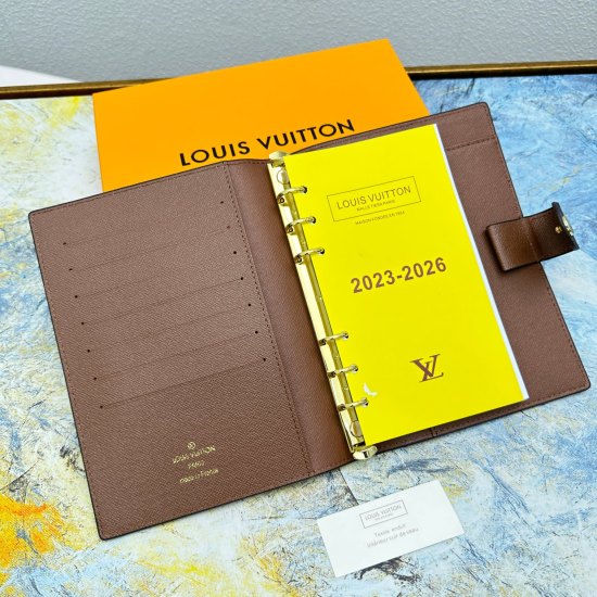 2023.09.27 M20004 Notebook Silk Screen Iron Tower Physical Photography~Fine Workmanship [Special Introduction] Overseas Special Supply (Special Container Goods) adopts fully imported leather, the latest calendar, LV brand new hardware buttons, card insert