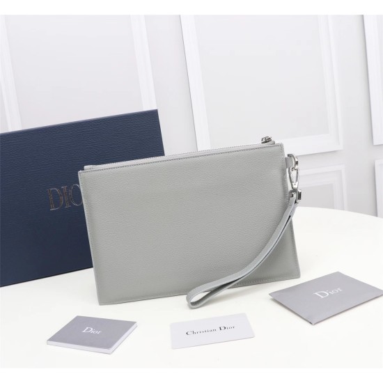 20231126 450 This A5 handbag is an elegant and minimalist accessory. Crafted with Dior grey grain leather and embroidered with the Christian Dior 1947 logo, paying tribute to Dior's legacy. There is a patch pocket inside the zipper compartment that can ac