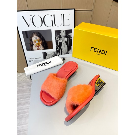 On July 16, 2023, the latest summer hit FENDI Fendi sandals are available in the genuine edition of the counter. The fabric includes a top layer of fur, an inner layer of sheepskin, and a rubber sole with a genuine leather sole. Sizes 35-42 are welcome to