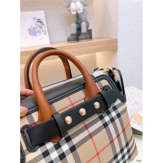 On November 17, 2023, on p220 ❤ The Burberry/Burberry shopping bag is really beautiful, isn't it? The one you've been calling for so many times looks great on the back, and the quality is super B PK. The quality of the PK counter is essential for beautifu