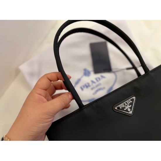 2023.11.06 195 Boxless size: 25 * 22cmprad tote score (shopping bag) Leather material is thick and textured, paired with wide shoulder straps and a spare wallet! Really practical!!