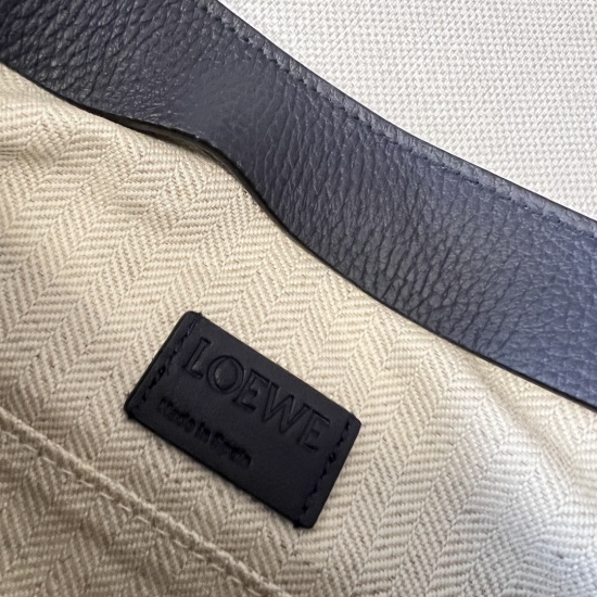 The original order of 20240325 is 760 grain cowhide leather T pouch series handbags. The soft and multifunctional top zippered small bag has a unique T-shaped profile, giving it this unique name. This version is made of grain cowhide leather and decorated