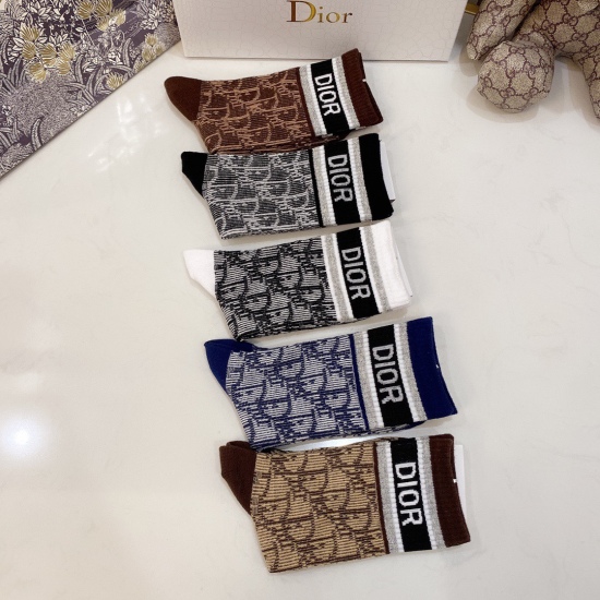 2024.01.22 Dior's new classic mid length pile up socks! A box of five pairs, synchronized stockings and socks at the counter, a must-have for trendsetters and a great match for big brands on the street.