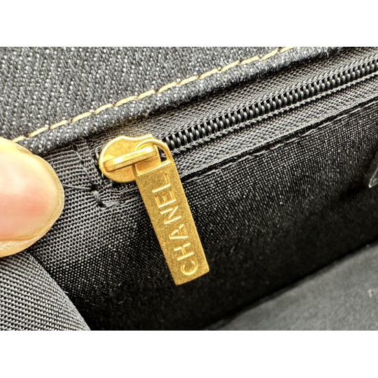 July 10, 2023: Xiaoxiang chane's son mother Messenger bag in stock 23S cowboy retro mailman mouth cover mother bag tofu bag cowboy was amazed by this bag ✨ Decorated with a coarse gold chain and paired with gold vintage hardware, paired with denim pattern