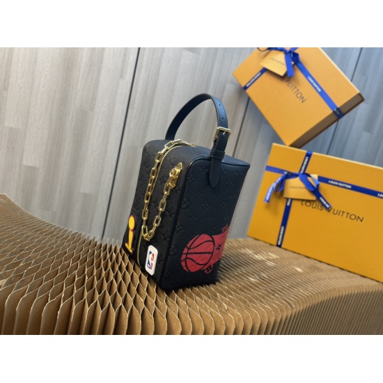 20231125 internal price P600 top-level original order [exclusive background] Model number: M58515, NBA's latest full leather series Cloakroom Dopp Kit handbag is from the LVxNBA SEASON 2 capsule series, showcasing the inspiration of the league championshi