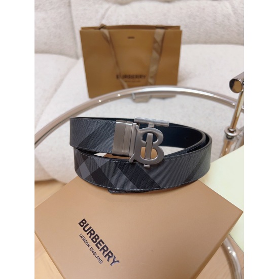 On October 14, 2023, the Burberry counter features an Italian made belt with synchronized dual use. The belt is made of leather and exclusive logo printing, environmentally friendly canvas. The belt is equipped with exquisite and exclusive logo design, an