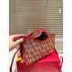 On November 10, 2023, the P195 folding gift box Valentino La Cinquieme Little Tote has just finished painting the screen with Valentino Pink PP on its front foot. Recently, Valentino discovered that they have made a big move again. Valentino has launched 