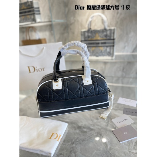 2023.10.07 p340 Large Dior 2022 New Dior Vibe Bowling Bag, Perfect for Both Men and Women! Dior's new Dior Vibe bowling bag, launched in the early spring of 2022, features a smooth and rounded semi circular silhouette, featuring a 