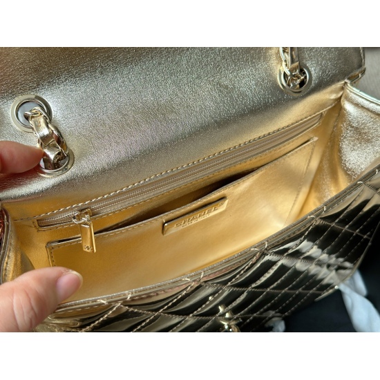 295 box size: 25 * 19cm Xiaoxiangjia 24C patent leather backpack. This gold backpack is really beautiful! Jin is just right, not too flashy, not too flamboyant, very good at pretending! ⚠️ And there are also little stars ⭐ Oh!