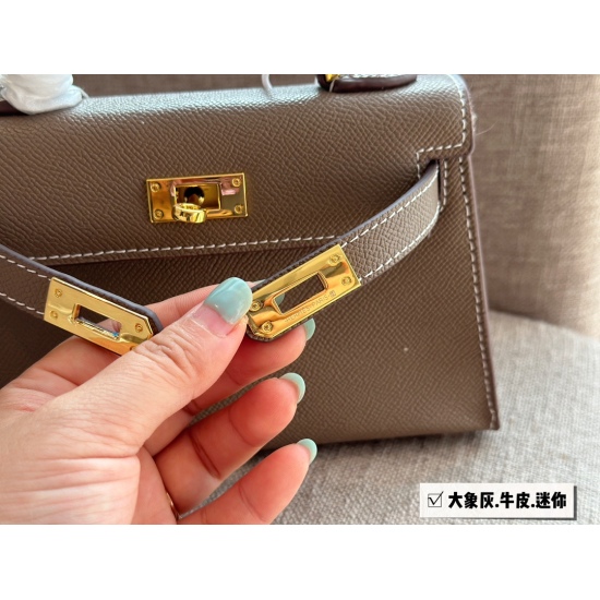 2023.10.29 240 box size: 19 * 12.5cmH Hermes Kellymini second-generation real wife, wife looks great ⚠️ Put down your phone and pretend to be cute! ⚠️ The cross patterned cowhide bag is particularly textured!
