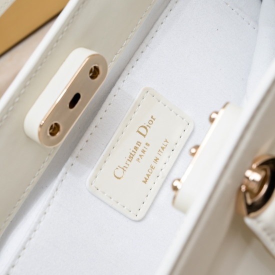 2023.07.20 White Spot ‼️ Equipped with a new Key handbag series, Dior perfectly showcases the charm of a retro style. Made of imported calf leather and meticulously crafted, decorated with a unique knob style letter logo buckle, inspired by the unique loc